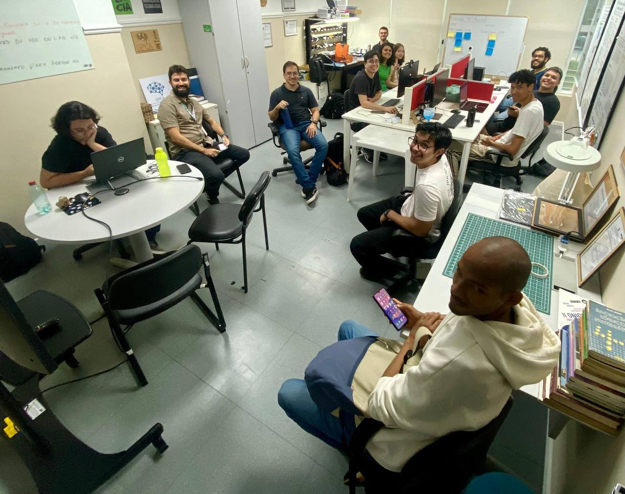 foto com um pouco mais de visão do laboratório, com alguns dos integramtes do Grupo de Pesquisa em Computação Aplicada